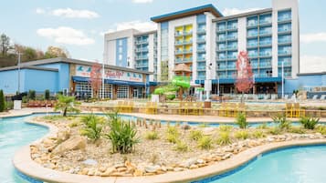 Una piscina techada, una piscina al aire libre de temporada, sombrillas