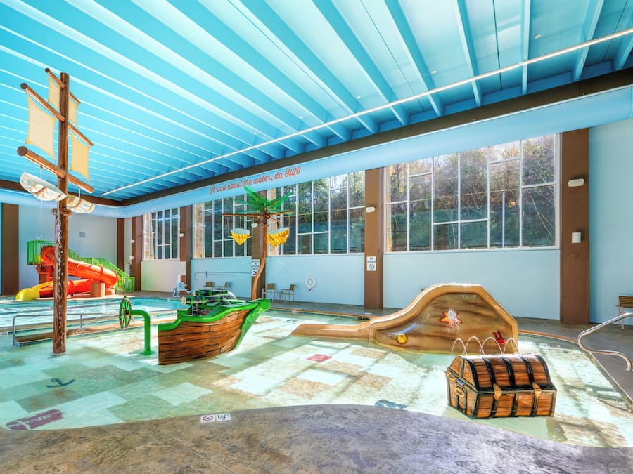 Kolam renang indoor