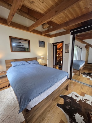 4 bedrooms, iron/ironing board, WiFi, bed sheets - Loghome Getaway  (Dales Creek)