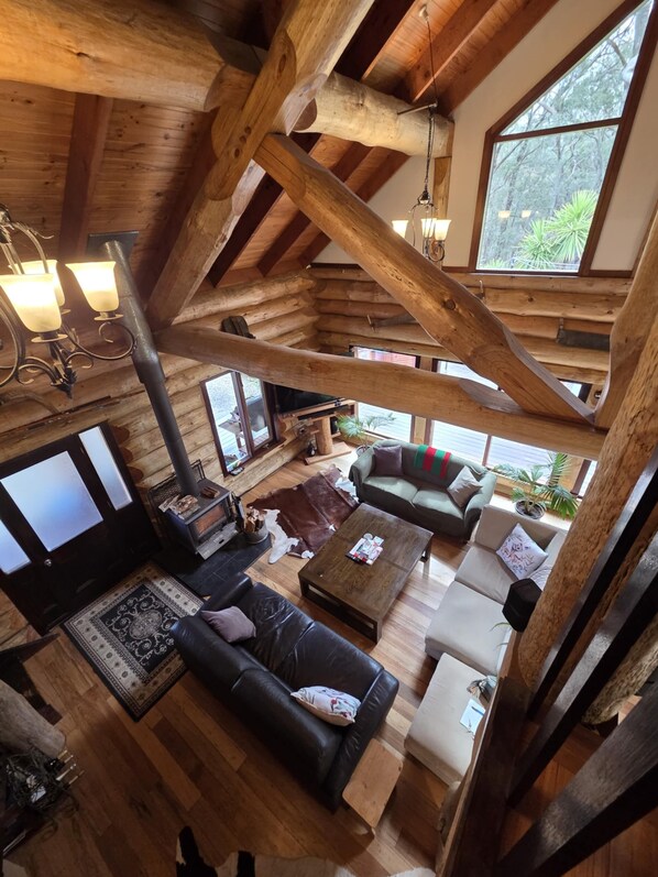 Smart TV, fireplace, DVD player, books - Loghome Getaway  (Dales Creek)