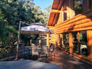 Outdoor dining - Loghome Getaway  (Dales Creek)