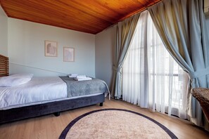 Camera Standard, vista città | Una scrivania, ferro/asse da stiro, Wi-Fi gratuito