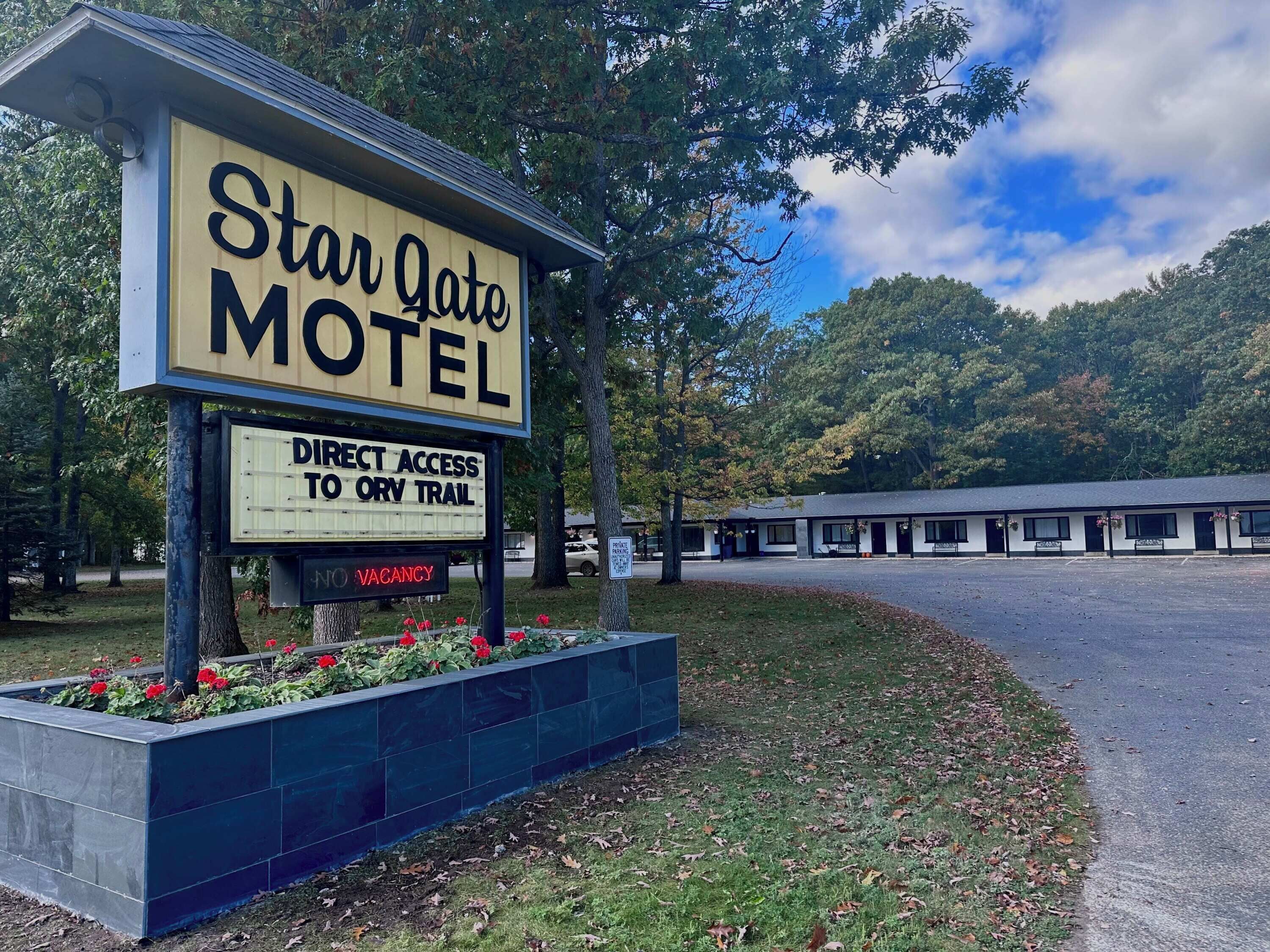 Schild des Star Gate Motel mit direktem Zugang zu einem Weg für Geländefahrzeuge.