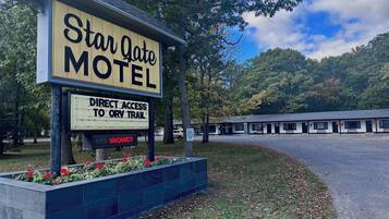 Schild des Star Gate Motel mit direktem Zugang zu einem Weg für Geländefahrzeuge.