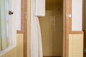 Een douche, een haardroger, handdoeken
