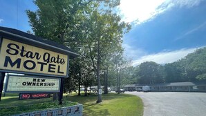 A motel sign with 'Star Gate Motel' and 'New Ownership' text, and a 'No Vacancy' sign below it. - Star Gate Room 14 Indian River, MI (Indian River)