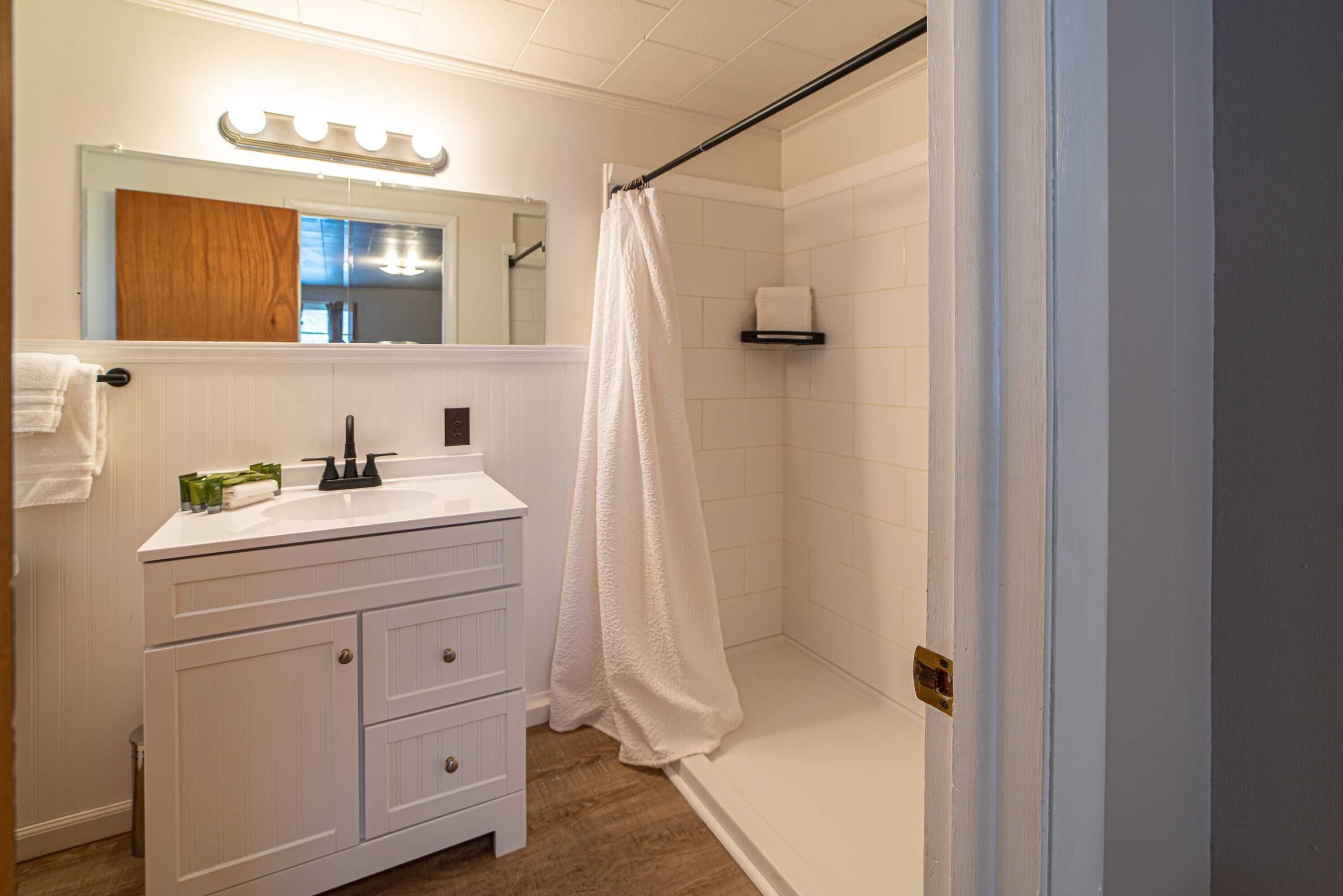 Dusche, Haartrockner, Handtücher