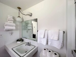 Shower, hair dryer, towels - Star Gate Room 4 - The Michelle Jacobs (Indian River)
