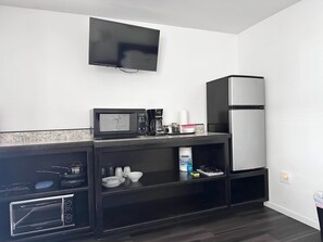 Kjøleskap, mikrobølgeovn, kaffetrakter/tekoker og kjøkkenutstyr