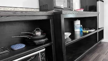 Réfrigérateur, micro-ondes, cafetiÚre/bouilloire