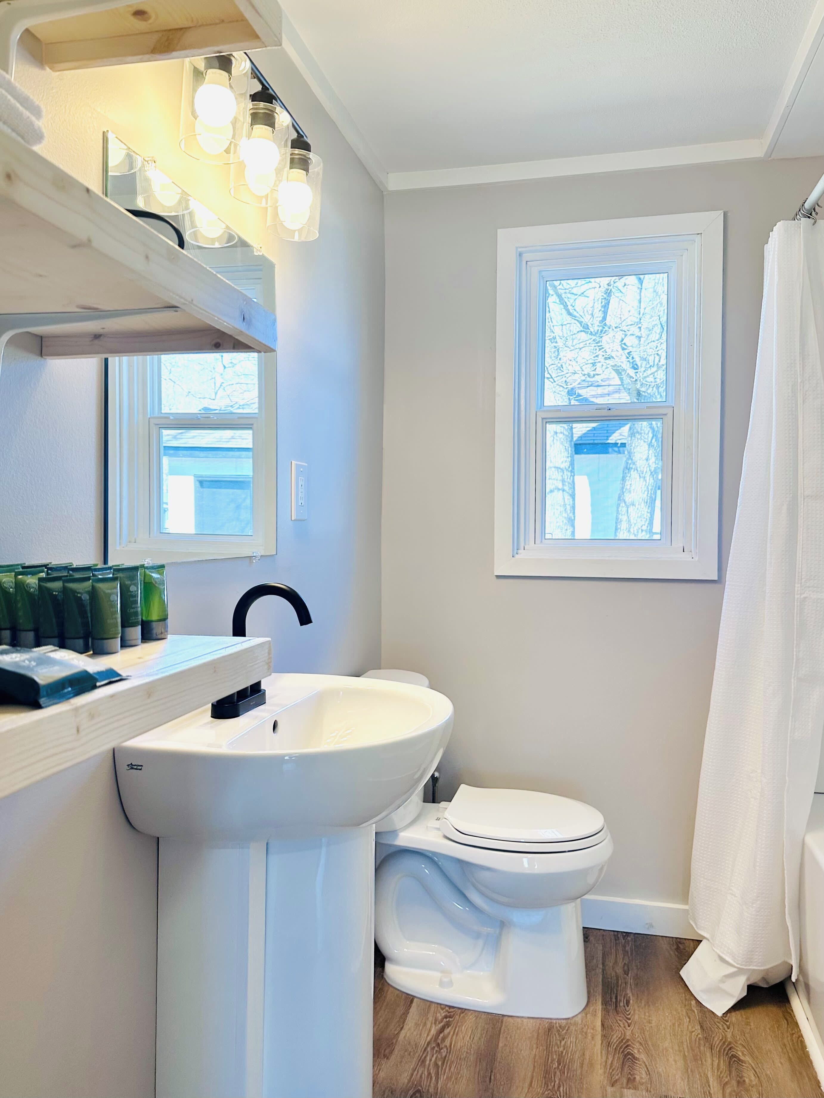 Douche, sèche-cheveux, serviettes fournies