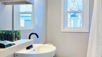 Douche, sèche-cheveux, serviettes fournies