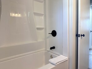 Douche, sèche-cheveux, serviettes fournies