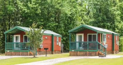 Creekside Cabin steps away from Blount's Creek!
