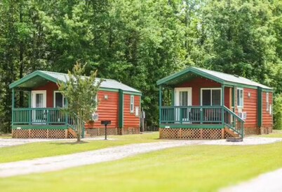 Creekside Cabin steps away from Blount's Creek!
