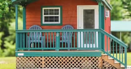 Creekside Cabin steps away from Blount's Creek!