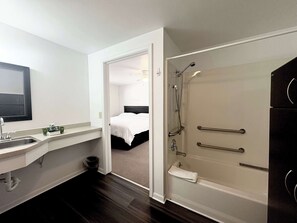 淋浴设施、吹风机、毛巾