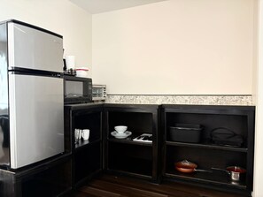 Réfrigérateur, micro-ondes, cafetière/bouilloire