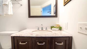 Dusj, hårføner og håndklær