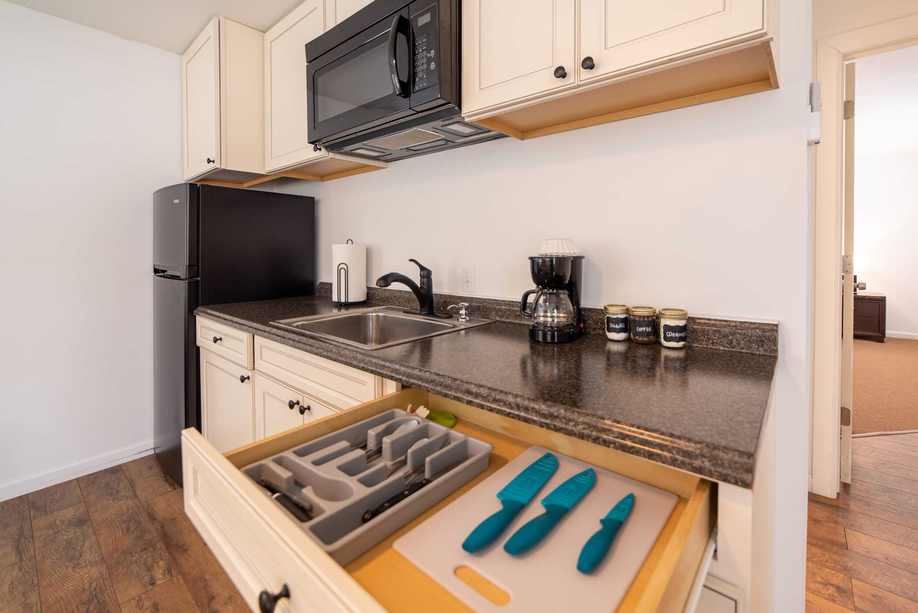 Réfrigérateur, micro-ondes, cafetière/bouilloire, grille-pain