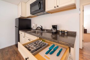 Kylskåp, mikrovågsugn, kaffe- och tebryggare och brödrost