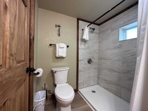 Dusche, Haartrockner, Handtücher