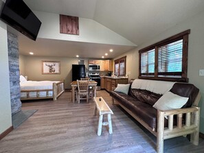 Televisie, een open haard en een kantoor