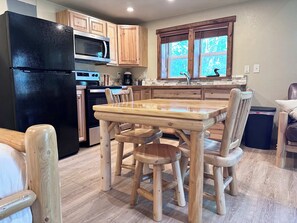 Fridge, microwave, stovetop, coffee/tea maker - The Chipmunk Lodge Su (Indian River)