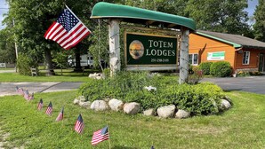 Een Totem Lodge bord met een Amerikaanse vlag en een telefoonnummer.