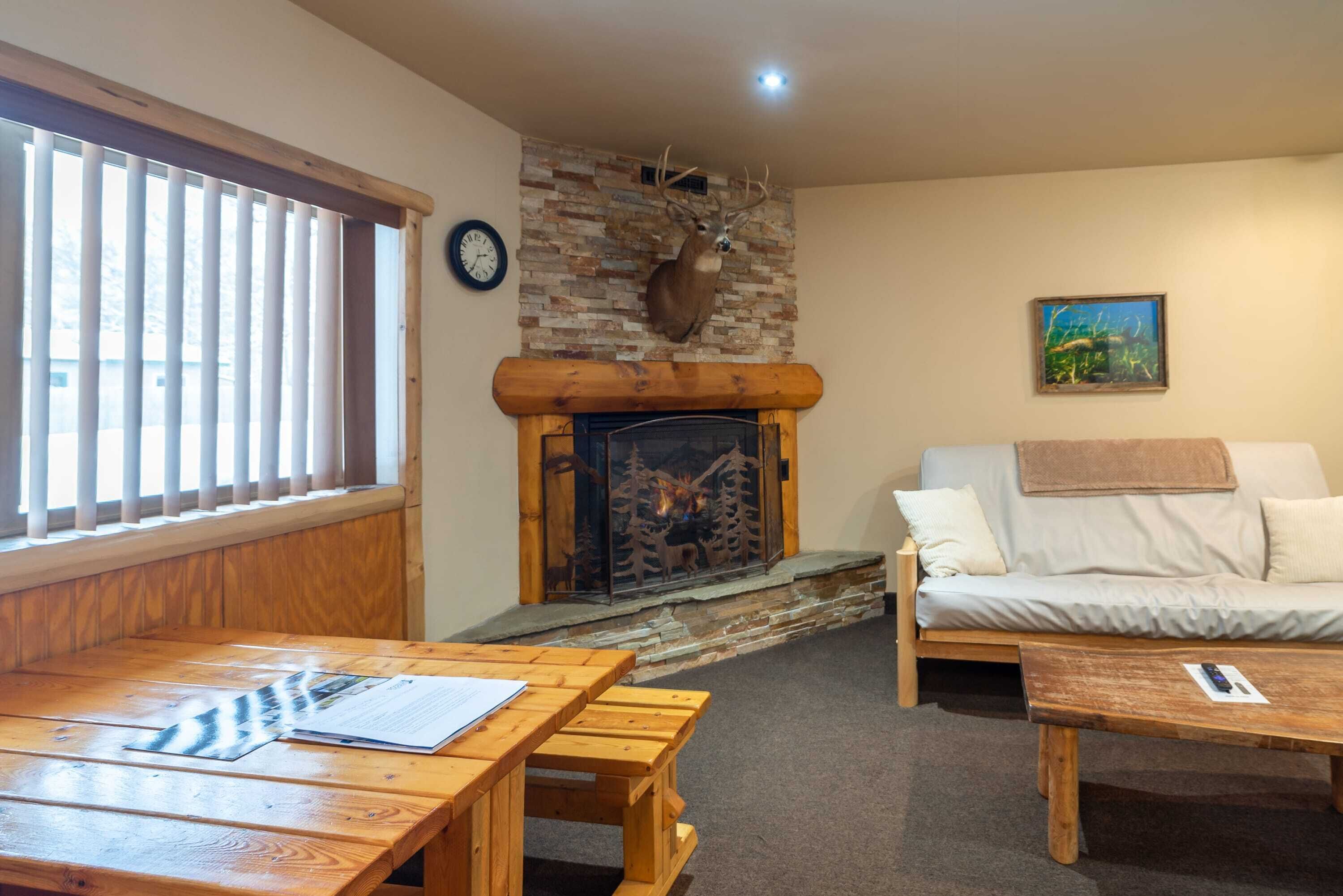 Televisie, een open haard en een kantoor