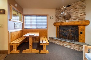 Dining - Blackbear Lodge at The Totem Lodges (Indian River)