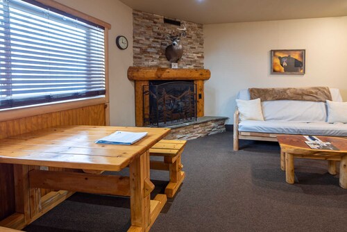 Blackbear Lodge at The Totem Lodges