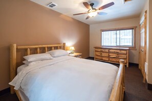 1 bedroom, WiFi, bed sheets - Musky Lodge at The Totem Lodges (Indian River)