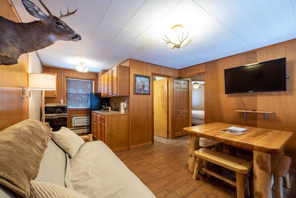 Una televisión, una chimenea, una oficina