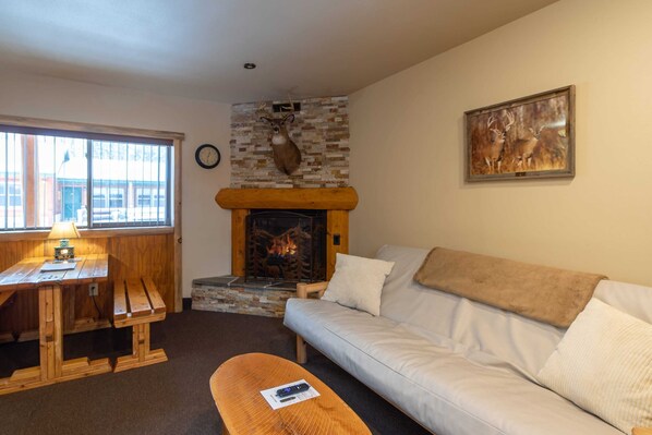 Fernseher, Kamin, Arbeitsbereiche