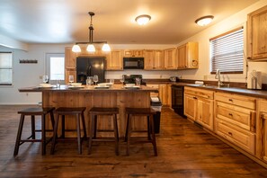 Fridge, microwave, oven, stovetop - House at Inland Lakes Motel (Indian River)