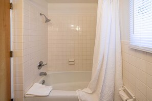 Shower, hair dryer, towels - Star Gate Room 6 Indian River, MI (Indian River)
