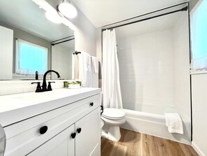 Chuveiro, secador de cabelo, toalhas de banho 