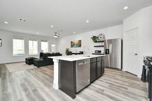 Interior - Stylish & Cozy 4 Beds - Near Downtown W/ Backyard (Houston)