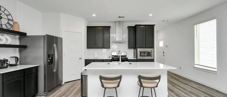 冷蔵庫、電子レンジ、オーブン、コンロ