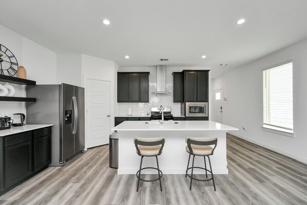 Fridge, microwave, oven, stovetop - Stylish & Cozy 4 Beds - Near Downtown W/ Backyard (Houston)
