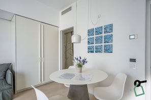 Family Suite | Living area | Flat-screen TV - HOTIDAY Collection - Suites Polignano (Polignano a Mare)