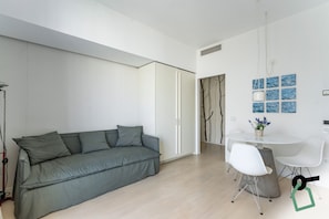 Family Suite | Living area | Flat-screen TV - HOTIDAY Collection - Suites Polignano (Polignano a Mare)