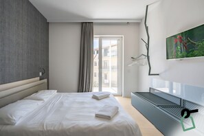 1 habitación, caja de seguridad en la habitación y escritorio