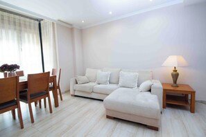 TV - Apartamento Delfin 1 a 1 Minuto de la Playa con Plaza de Parking (Sueca)