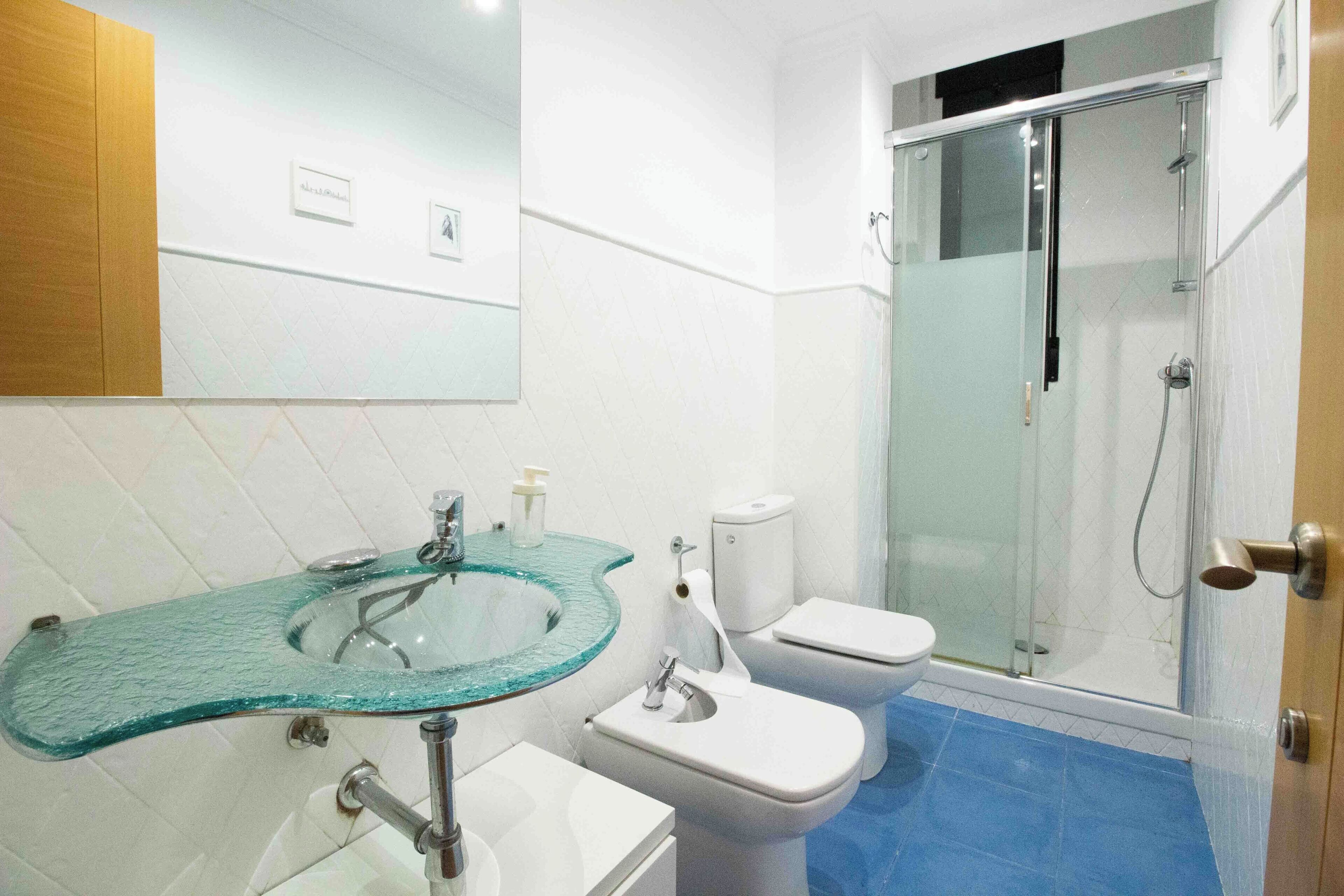 Een douche, een haardroger, een bidet, handdoeken