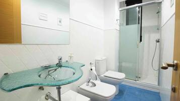Een douche, een haardroger, een bidet, handdoeken
