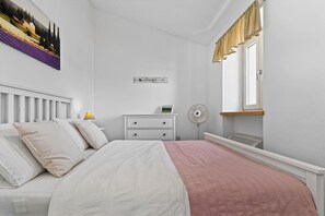 2 chambres, coffre-fort, fer et planche à repasser, lit de bébé portatif