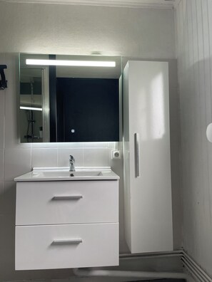 Dusche, Handtücher, Toilettenpapier