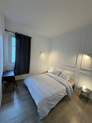 1 slaapkamer, een bureau, een strijkplank/strijkijzer, gratis wifi